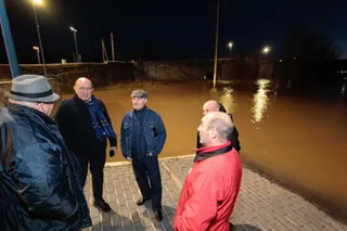 El alcalde de Valladolid, Jesús Julio Carnero, visita Puente Duero por la crecida del río | Ical