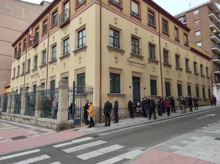 Quejas por las colas que, de pie, tienen que esperar los mayores de 80 años para vacunarse en Salamanca