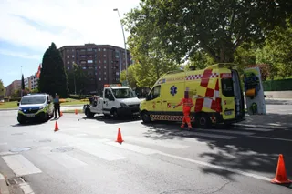 El conductor de un patinete resulta herido tras ser atropellado por un turismo en la glorieta de Castilla y León. Foto de archivo.