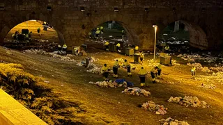 Limpieza del Puente Romano tras el lunes de Aguas (9)