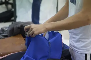 Un alumno guarda los apuntes en la mochila  Joaquin Corchero Europa Press Archivo