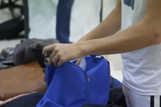 Un alumno guarda los apuntes en la mochila  Joaquin Corchero Europa Press Archivo