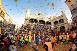 Vicente / ICAL. Miles de personas celebran el comienzo del Carnaval del Toro con el tradicional 'El Campanazo' en Ciudad Rodrigo (Salamanca)