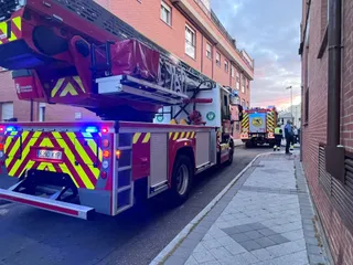 Bomberos, Policía Local y Policía Nacional en la calle Higuera por el incendio de una camapana extractora (1)
