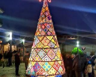 Árbol de ganchillo en San Cristóbal de la Cuesta