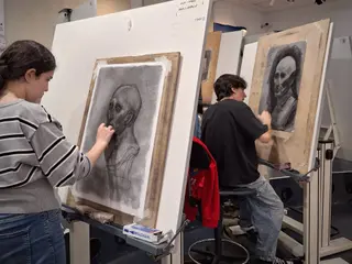 Alumnos dibujando durante una clase | Escuela de Arte de San Eloy