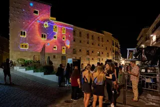 Gmemapping ‘Game on the wall’ en la fachada lateral de la Casa de las Conchas