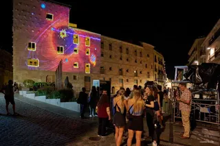Gmemapping ‘Game on the wall’ en la fachada lateral de la Casa de las Conchas