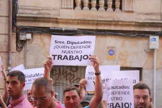 Protesta de empleados de Berkeley ante la Diputación