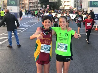 Dos jóvenes participantes sonríen al término de la XXXVIII edición de la San Silvestre en categorías menores | FOTO SALAMANCA24HORAS.COM