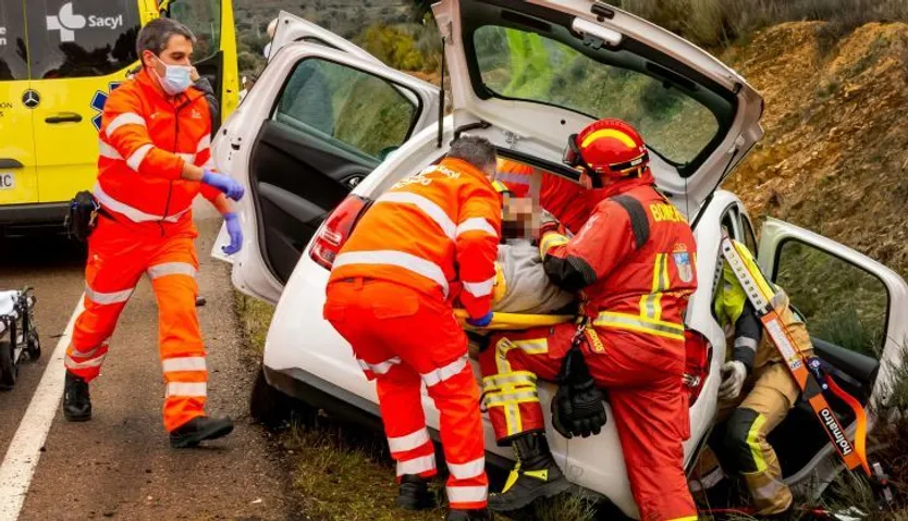 Dos mujeres heridas en un accidente en la carretera de El Bodón | Fotos: José Vicente (Agencia ICAL)