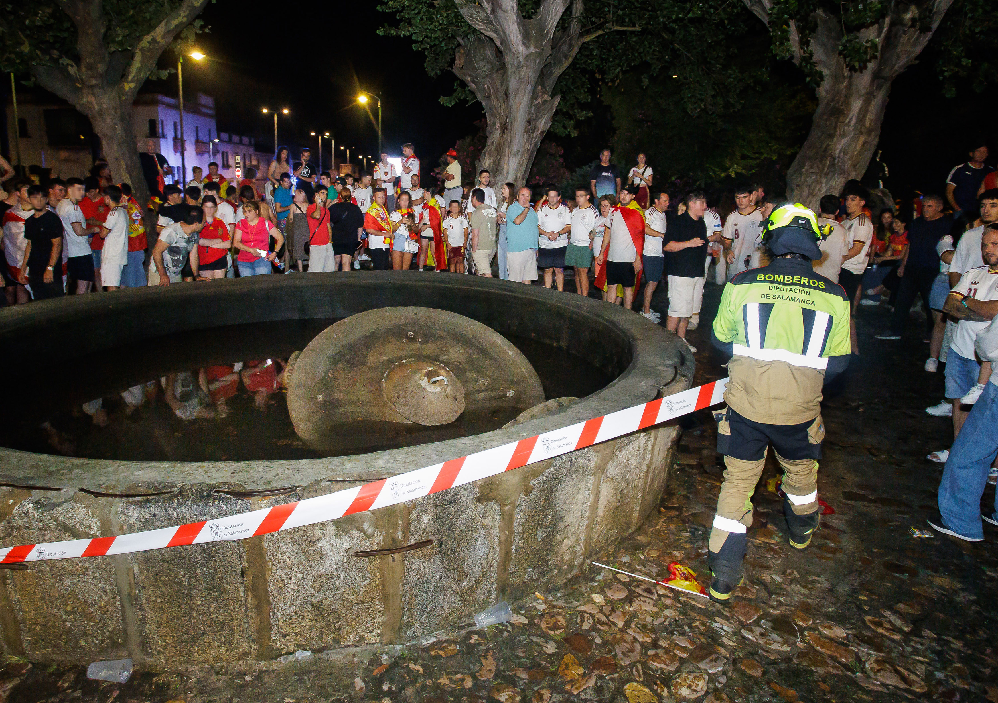 Bomberos de la Diputaci&oacute;n de Salamanca precintan la fuente del &Aacute;rbol Gordo
