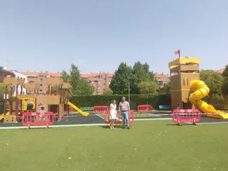 Parque infantil medieval con castillos y torres de juego en Santa Marta de Tormes
