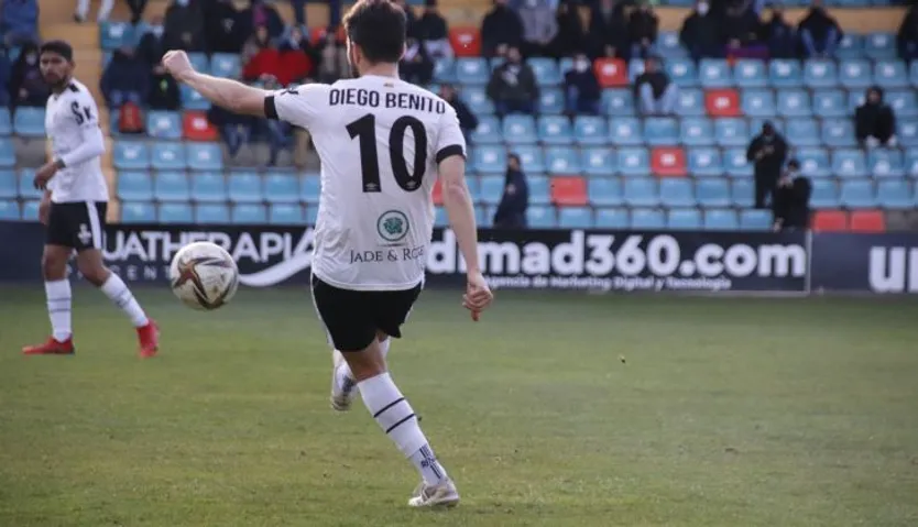 Diego Benito lanza una falta ante el Coruxo | FOTO SALAMANCA24HORAS.COM