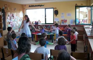 Los niños se divierten en el Centro Cultural con un cuentacuentos