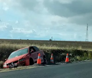 Coche en la carretera de Peñaranda a Paradinas de San Juan.