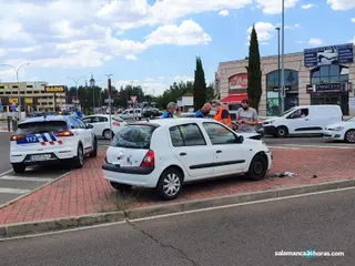 Aparatoso choque de tres turismos en la rotonda de acceso a Santa Marta