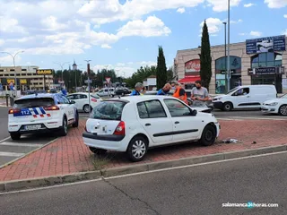 Aparatoso choque de tres turismos en la rotonda de acceso a Santa Marta