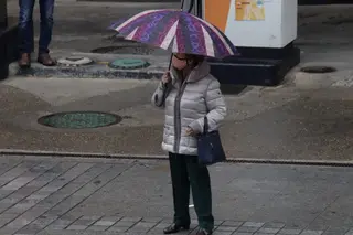 Mujer con paraguas en un día de lluvia en Salamanca