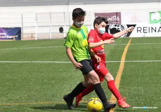 Imagen de archivo del regreso del fútbol base, ya con mascarilla