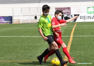 Imagen de archivo del regreso del fútbol base, ya con mascarilla