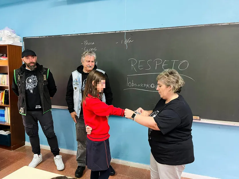 Carmen Guillén, presidenta de ASCBYC en una de las charlas en colegios contra el acoso escolar