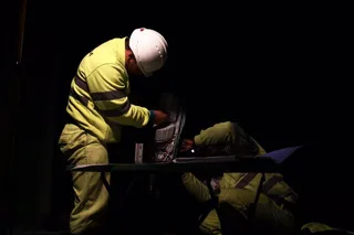 Dos trabajadores debidamente protegidos. | EP