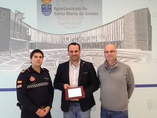 El Ayuntamiento recibe una distinción por su servicio de Protección Civil