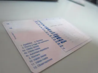 Un carnet de conducir. | EP