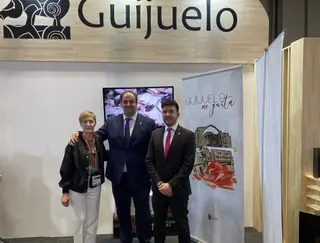 Una representación del Ayuntamiento de Guijuelo en Fitur