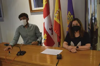 El primer teniente de alcalde, Francisco Diaz, y la alcaldesa de Peñaranda, Carmen Ávila de Manueles, han presentado los presupuestos participativos