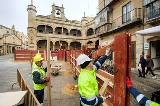 Montaje de la Plaza de Toros de Ciudad Rodrigo para el Carnaval. Fotos Vicente | ICAL