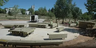 Comienza el recubrirmiento de madera de la bancada del nuevo auditorio de Guijuelo