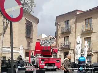 Bomberos en la calle Portales de Camiñas 2