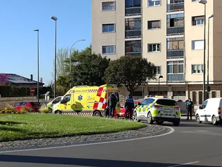 Colisión entre un turismo y una moto en la glorieta del Alto del Rollo