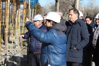 El alcalde de Salamanca, Carlos García Carbayo, acompañado por los arquitectos de la obra del nuevo centro municipal de mayores de Chamberí