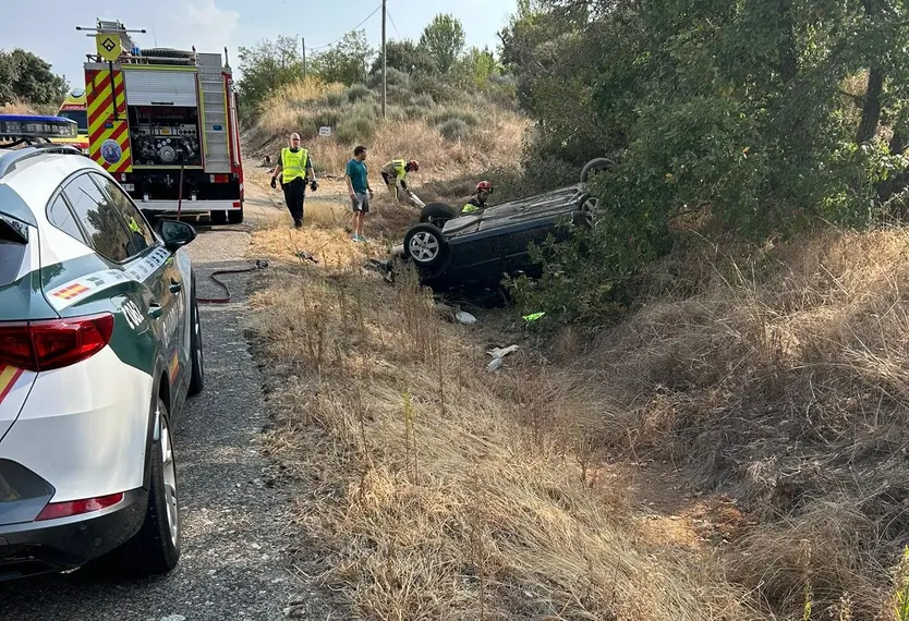 Ambulancia, Bomberos y Guardia Civil a la altura de Lumbrales por el vuelco de un turismo (1)