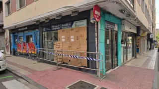 Escaparate dañado por el impacto del vehículo en la calle Wences Moreno | Andrea Mateos