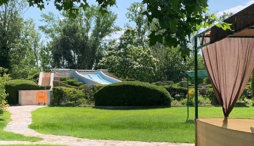 Piscina cerrada en la Aldehuela