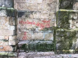 Aparecen pintadas en un muro de la iglesia de San Cristóbal, pero el Ayuntamiento las elimina en pocas horas