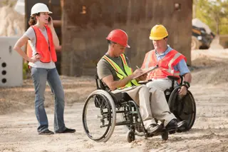 Dos personas con discapacidad en su puesto de trabajo | Foto: Europa Press