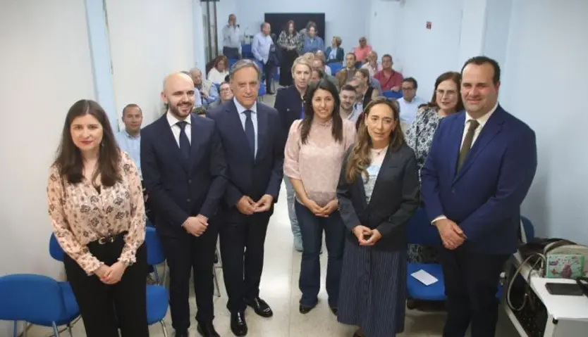 El presidente del PP de Salamanca, Carlos García Carbayo, atiende a los medios de comunicación antes de la celebración de un acto por la Sanidad
