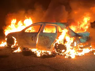 Coche ardiendo en Vistahermosa