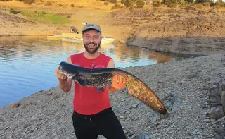Raúl Posando Con El Siluro De 94 Cm Pescado En El Pantano De Santa Teresa