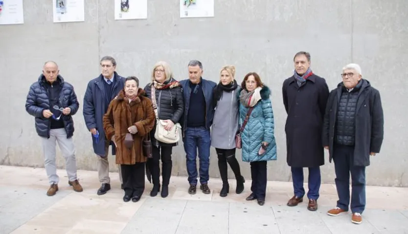 Carbayo, descubre una placa en homenaje al futbolista olímpico Ángel González Castaño.
