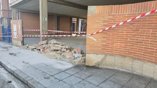 Muro del colegio Nicolás Rodríguez Aniceto destrozado por un coche
