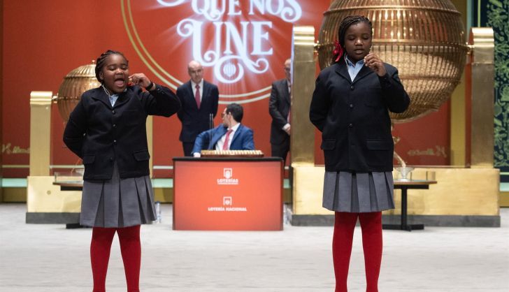 Ainhoa Rosero (i) y Yesica Paola Valencia (d) cantan un quinto premio del Sorteo Extraordinario de la Lotería de Navidad 2022. - Eduardo Parra - Europa Press