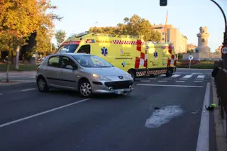 Una colisión entre un turismo y una motocicleta dejan dos heridos en Salamanca