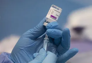 Países Bajos suspende todas las vacunaciones contra el coronavirus con el fármaco de AstraZeneca