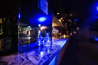 Gel desinfectante en una barra de una discoteca (Archivo)